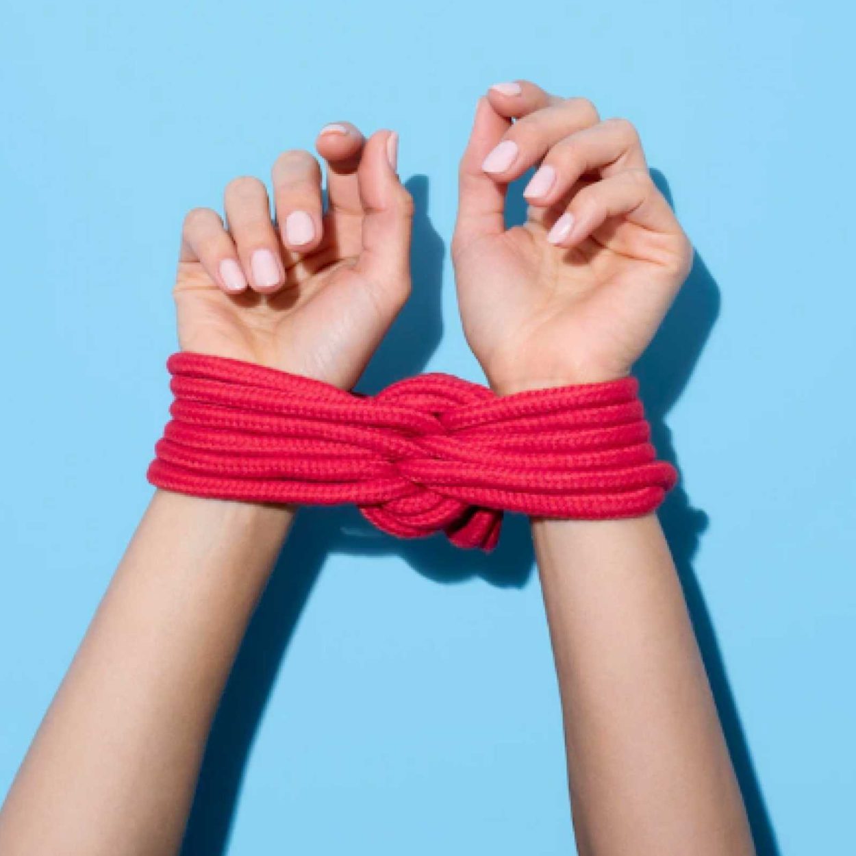 Hands holding grapefruit